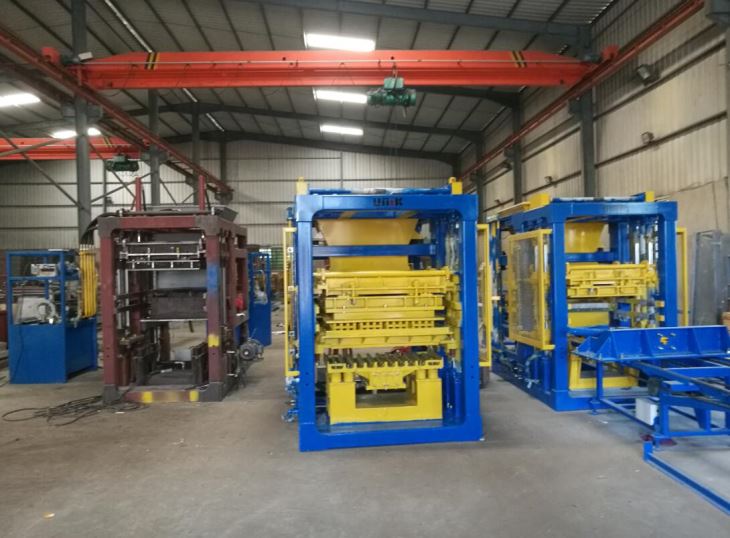 Solid concrete block making machine